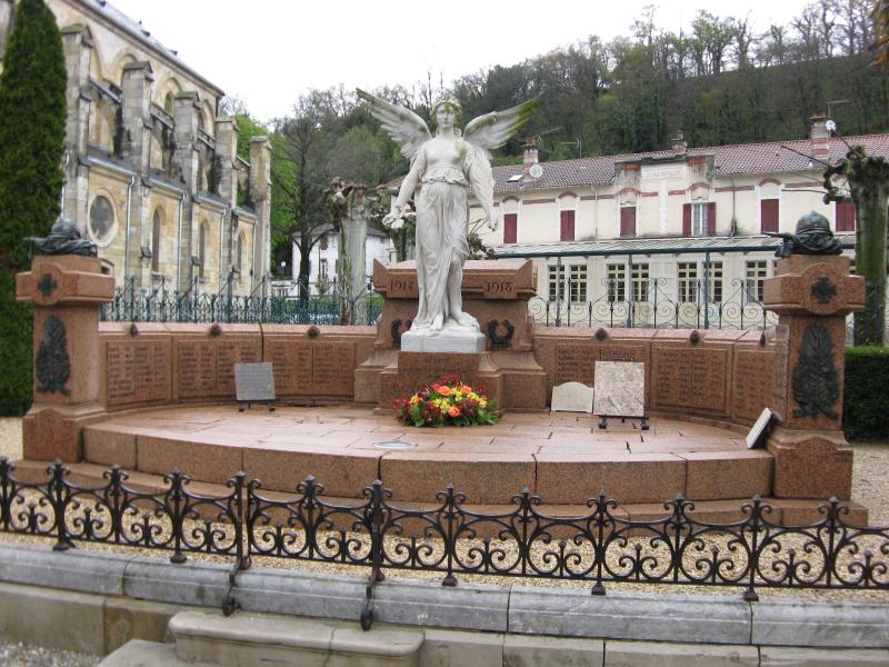 Monument aux morts de la guerre 1914-1918, situé près de l'église, Peyrehorade