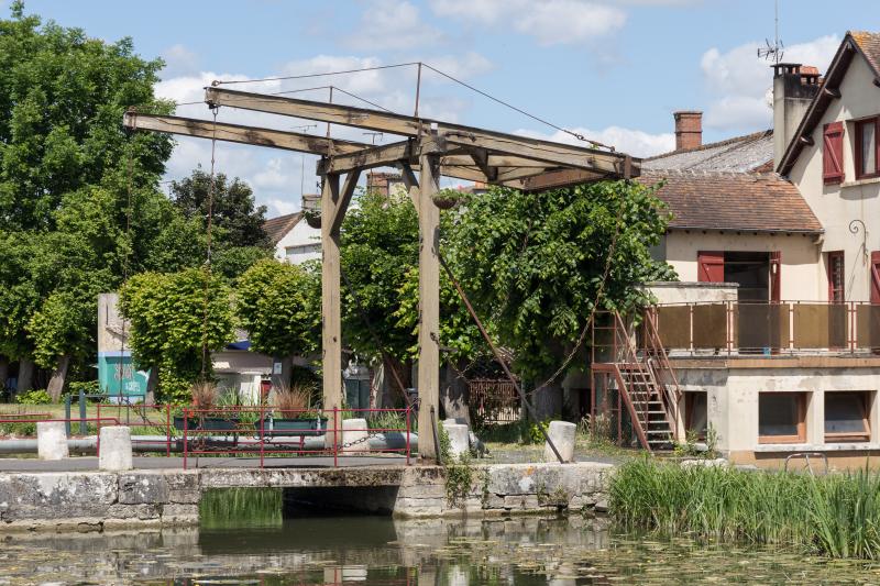 Pont-levis en bois franchissant le canal de Berry, Mennetou-sur-Cher