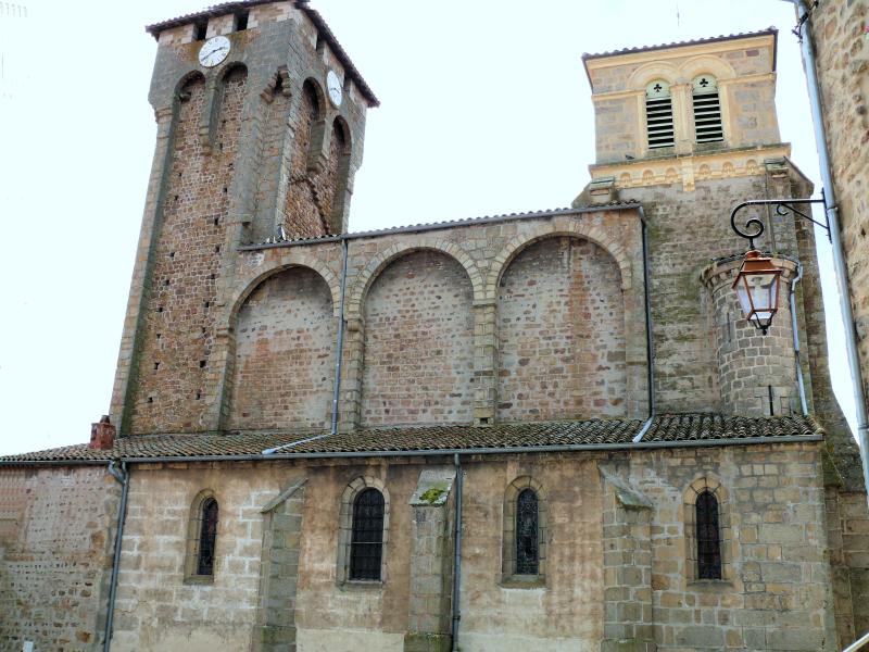 Eglise à l'exception de l'étage moderne qui couronne le clocher occidental