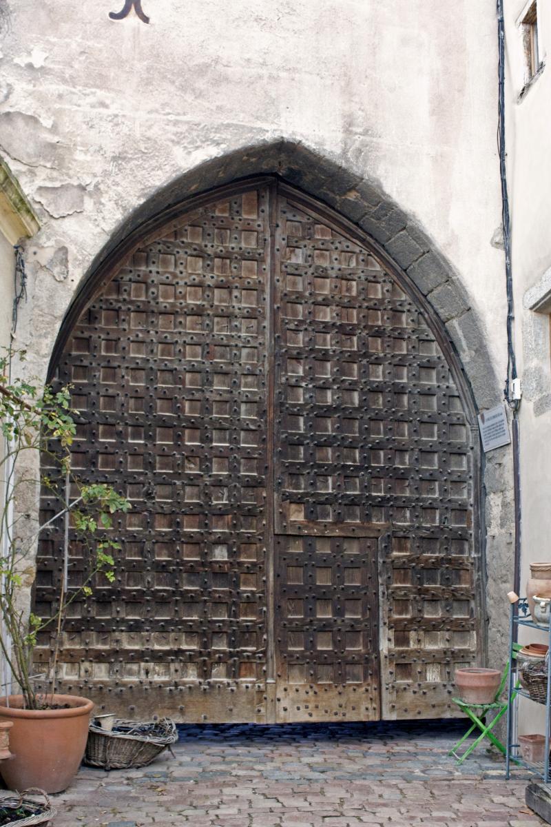 Porte de ville avec ses vantaux et remparts de ville, Saint-Haon-le-Châtel
