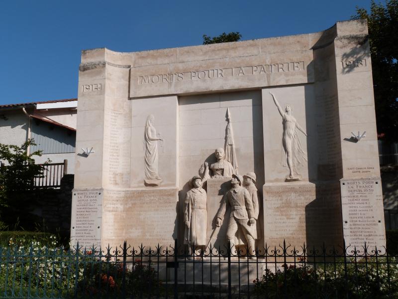 Monument aux morts et à Emile Reymond, Montbrison