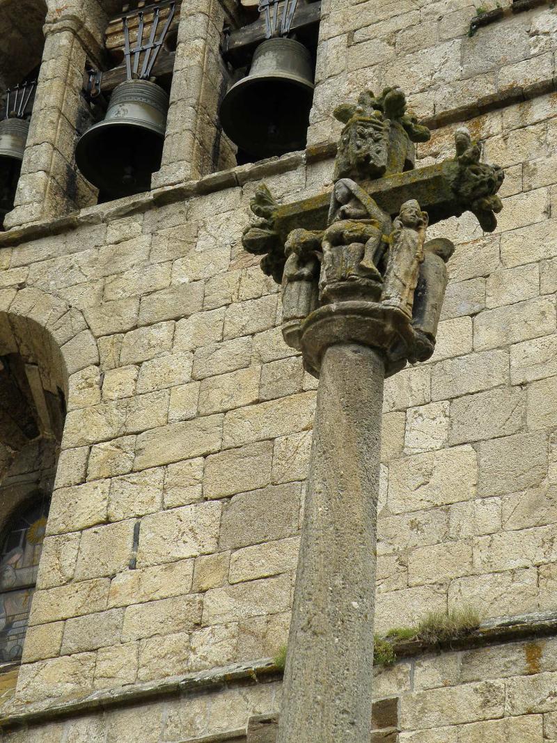 Croix en pierre du 15e siècle à l'ouest de l'église, Arlempdes