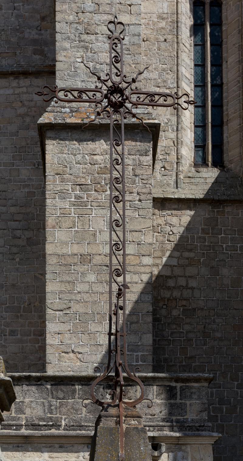 Croix en fer forgé à droite de l'escalier devant l'église, La Chaise-Dieu