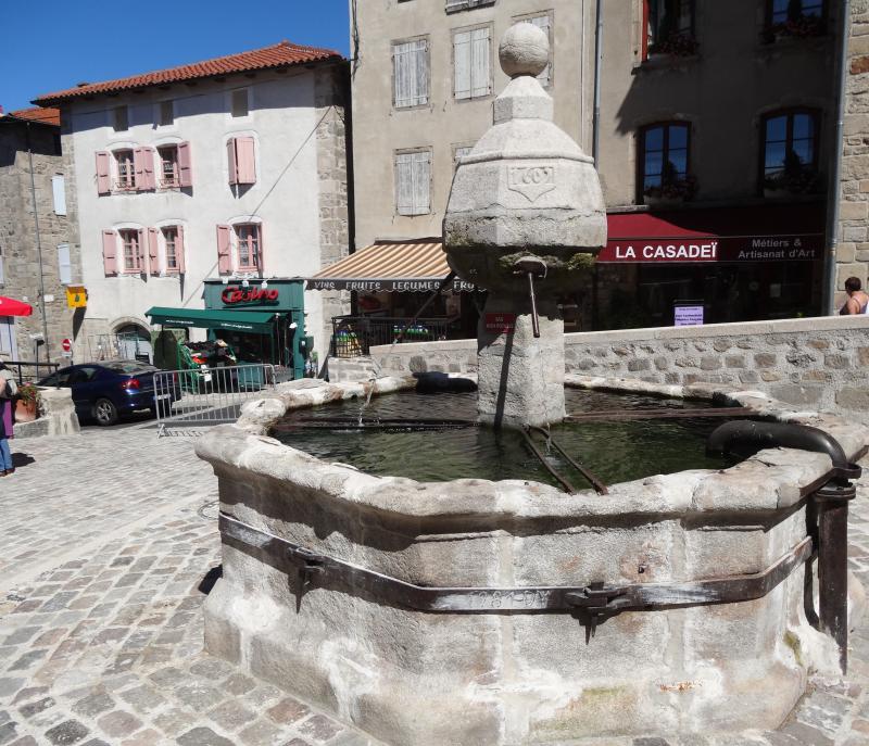 Fontaine datée de 1609, La Chaise-Dieu