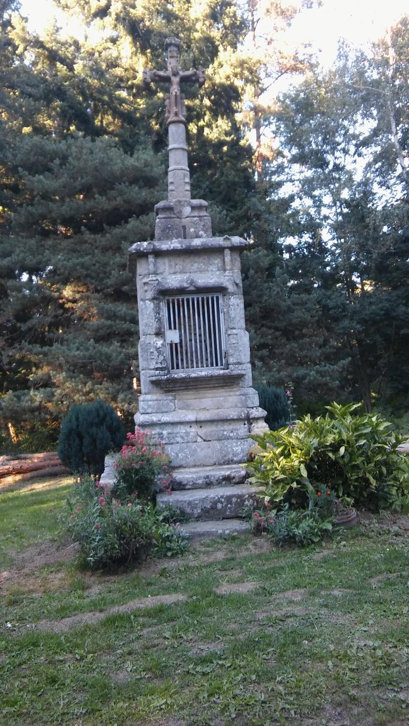 Croix de carrefour du 15e siècle dite Croix de Bancillon, Malvières