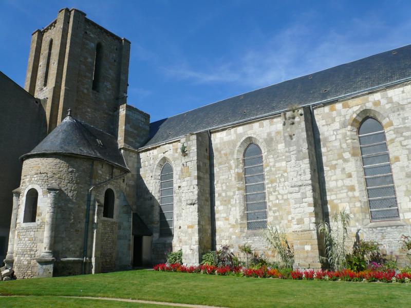 Restes de l'ancienne collégiale Saint-Georges