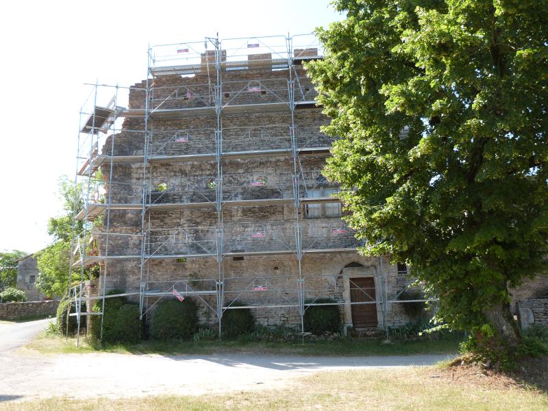 Mur crénelé dit Les Créneaux (restes), Aujols