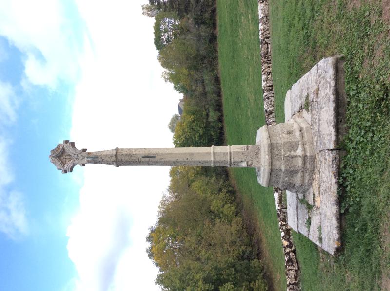Croix en pierre du 15e siècle