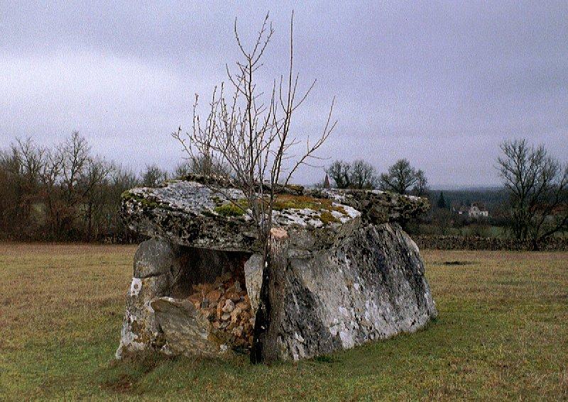 Dolmen du Coustalou, Grèzes