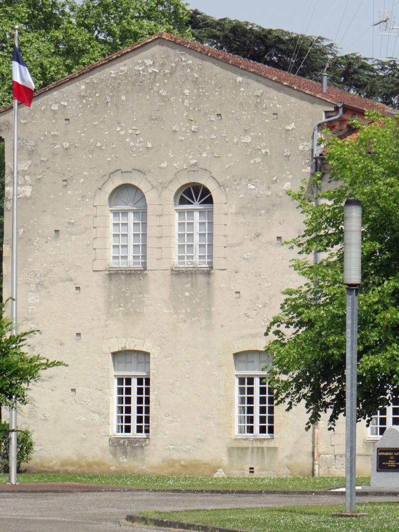 Ancienne manufacture royale de toile, actuellement caserne Valence, Agen