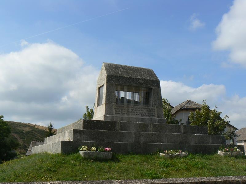 Monument commémoratif de Duguesclin, Châteauneuf-de-Randon