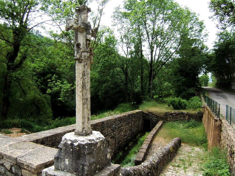 Croix en pierre, Lanuéjols