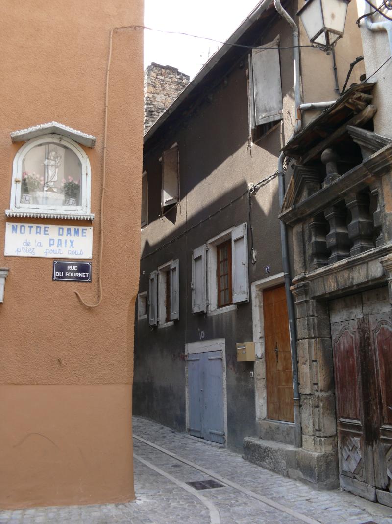 Niche avec statue et lanterne à huile, Mende