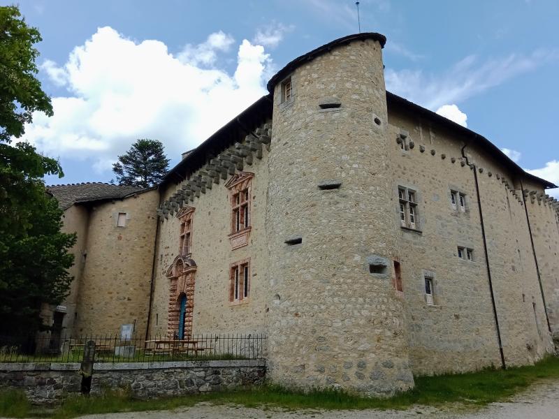 Château de Saint-Alban, l'ancien bâtiment d'administration de l'hôpital psychiatrique, la chapelle Saint-Pierre, le cimetière des fous de l'hôpital psychiatrique, Saint-Alban-sur-Limagnole