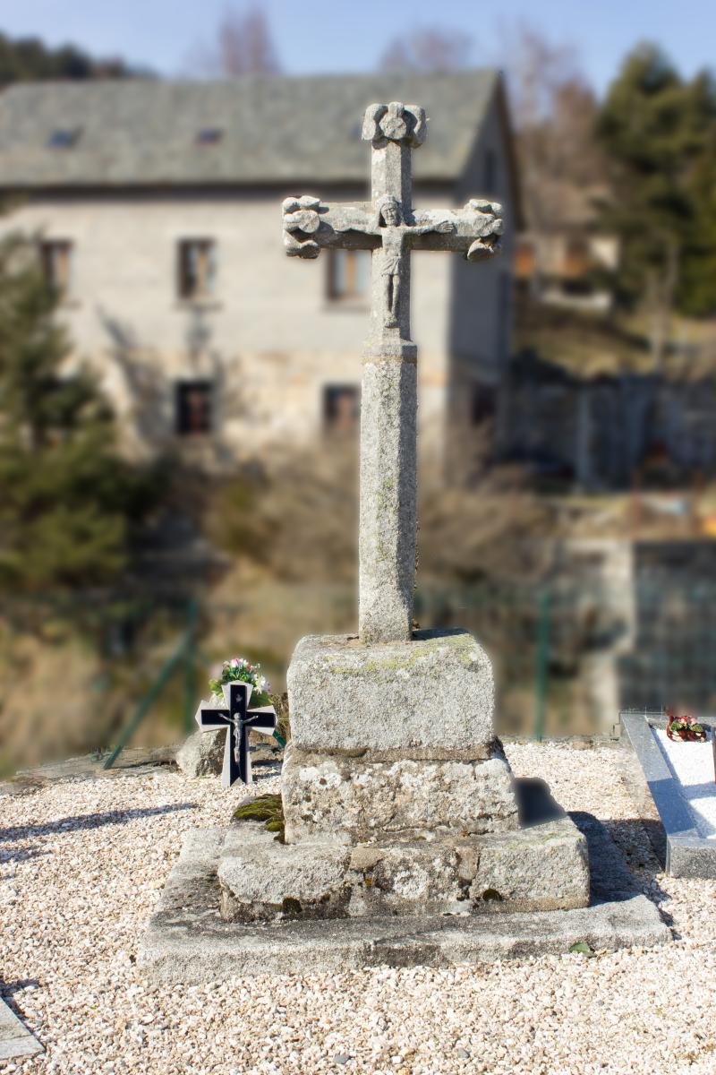 Croix dans le cimetière, Saint-Juéry