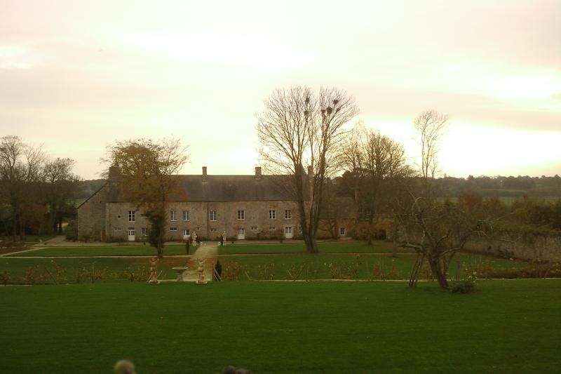 Château, Étienville