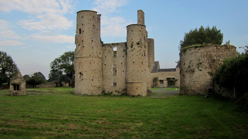 Ensemble des ruines du château de Montfort, Remilly Les Marais