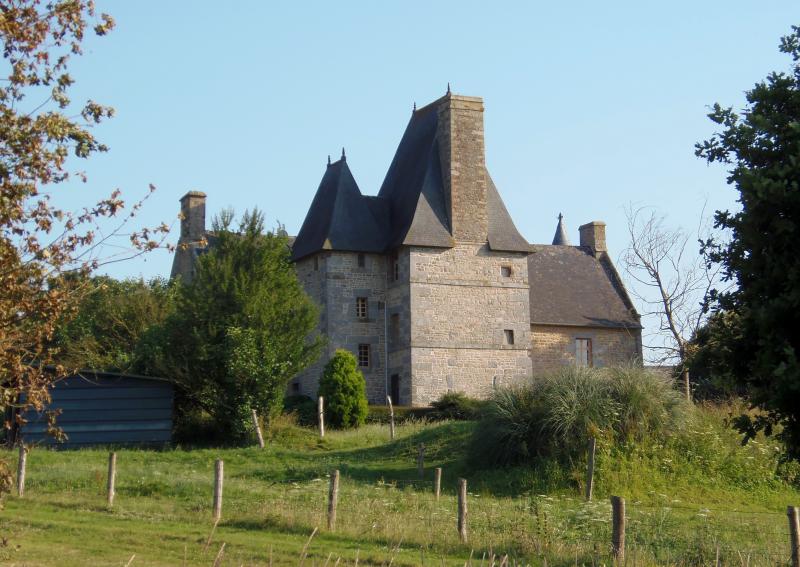 Manoir de Dougeru et son colombier, Saint-Aubin-de-Terregatte