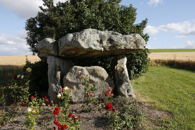 Dolmen de Nuisy dit "Les Pierres de Sainte-Geneviève", Fontaine-Denis-Nuisy