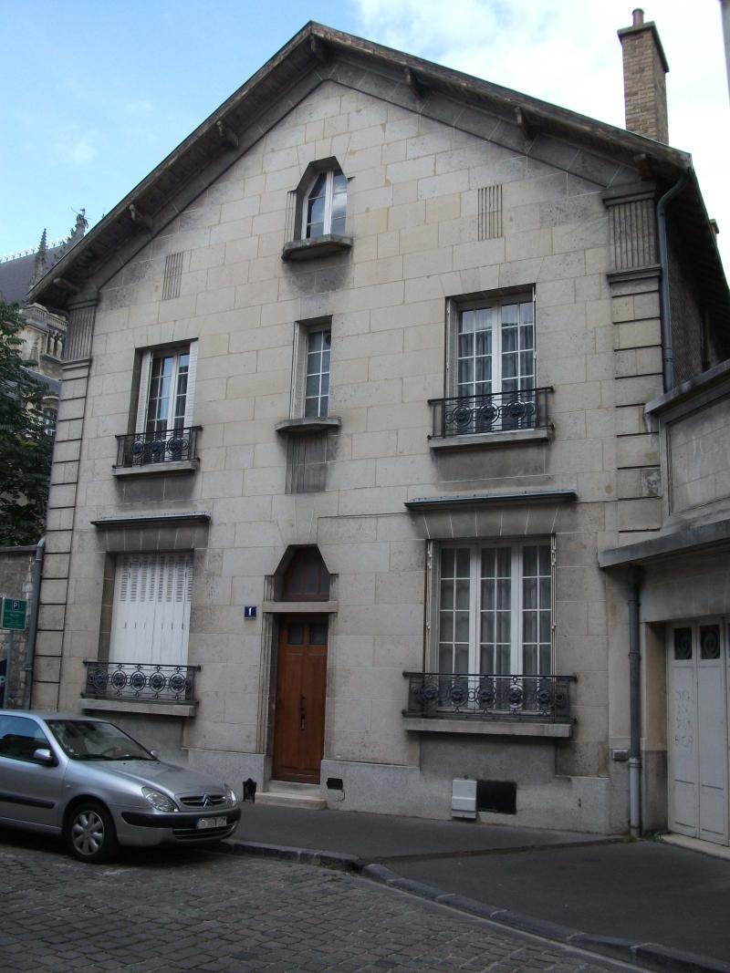 Porte servant autrefois d'entrée à «la Pourcelette», Reims
