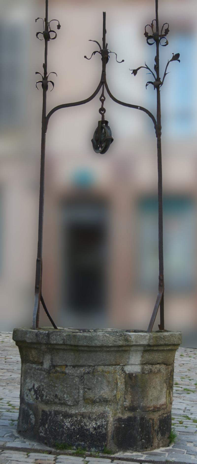 Puits situé devant le portail ouest de l'église