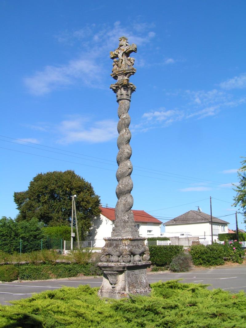Croix située sur la place, Vauclerc