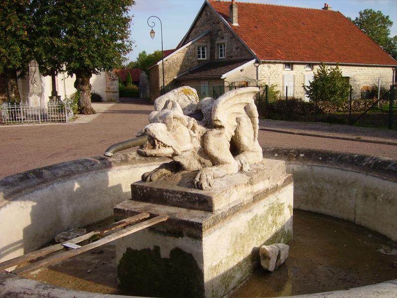Fontaine du 18s située sur la place publique., Aujeurres