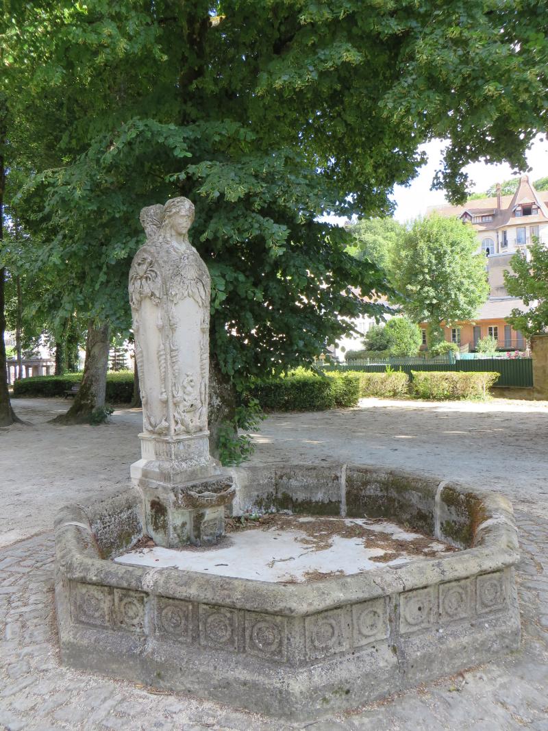 Ruines gallo-romaines situées dans le parc de l'établissement thermal