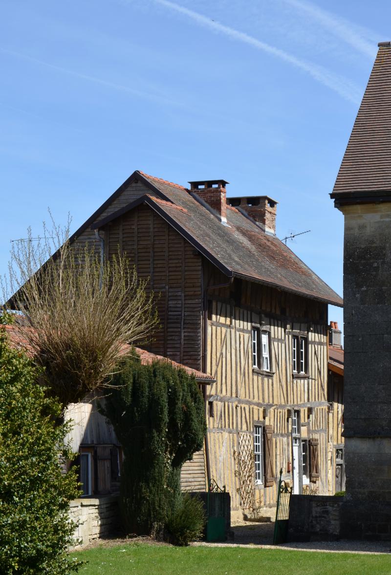 Maison à pans de bois située en face du milieu de la façade nord de l'église, Ceffonds