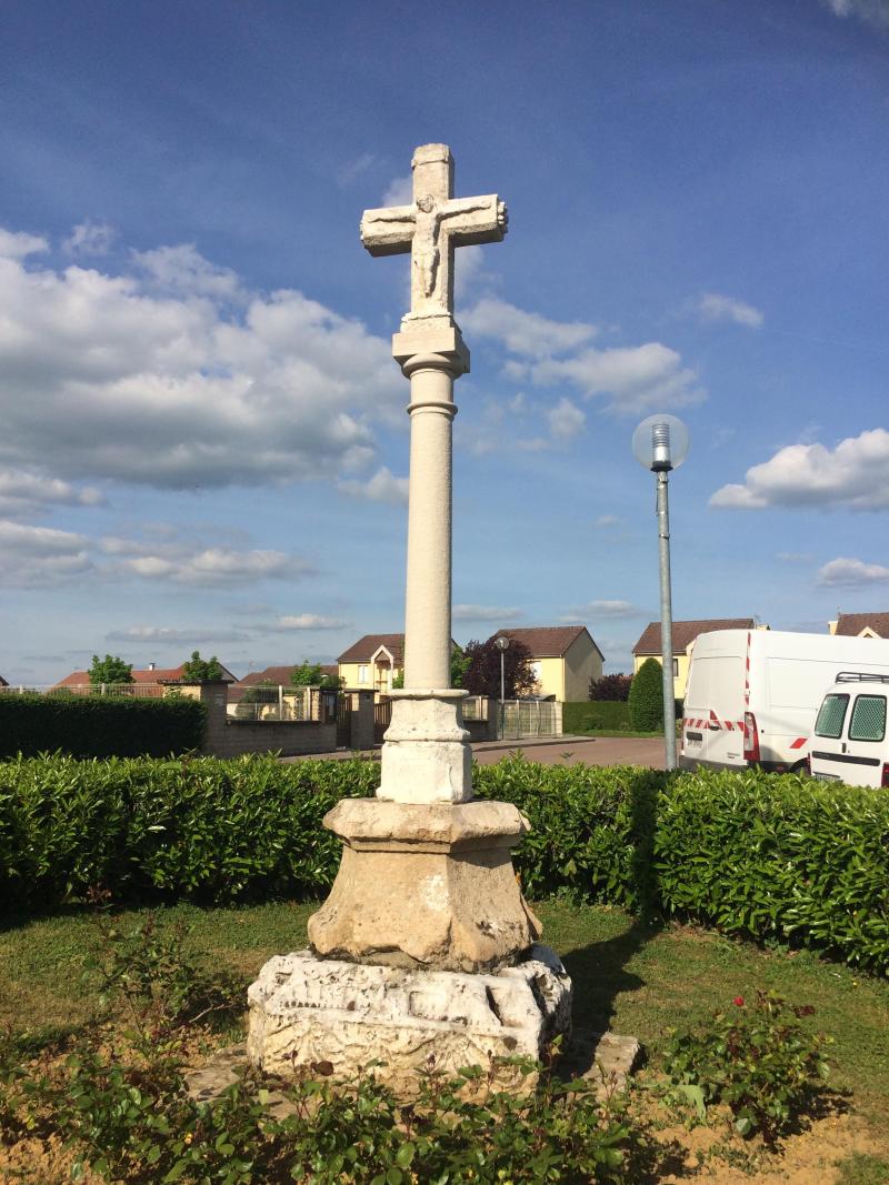 Croix du 14s située route de Langres à la sortie du village, Champigny-lès-Langres