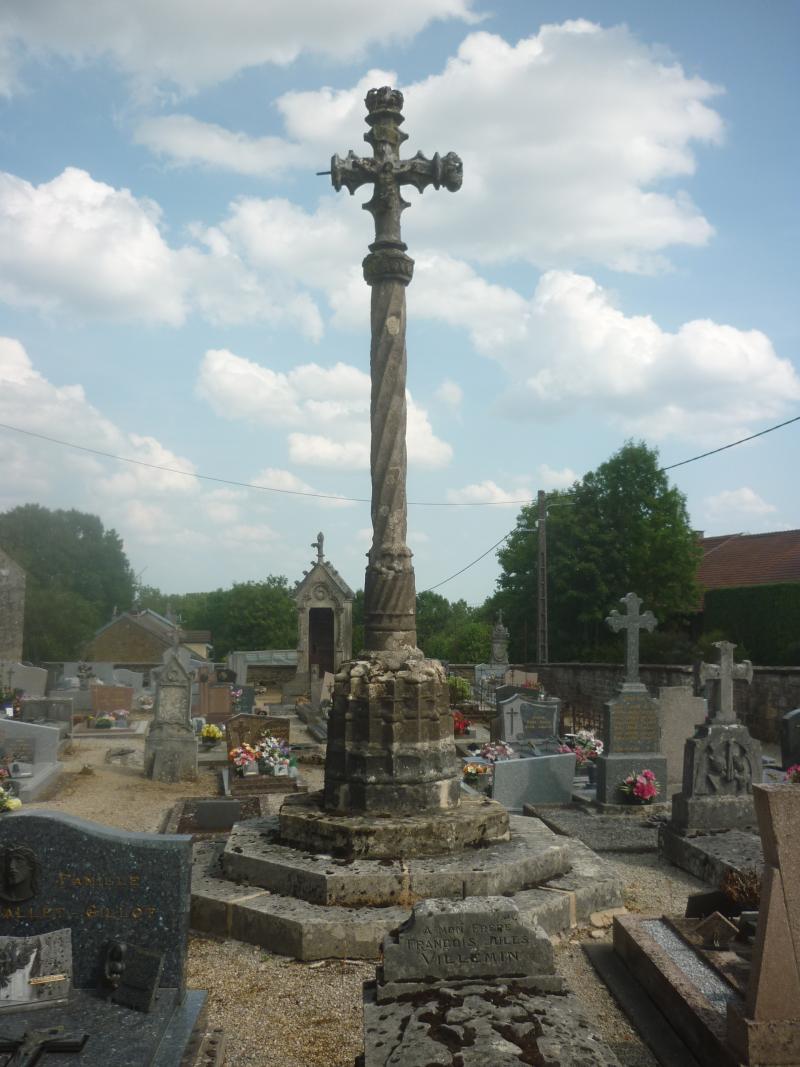 Croix de cimetière dans le cimetière de Montlandon, Haute-Amance