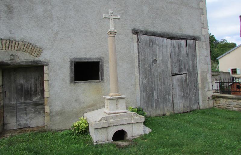 Croix Renaissance située au centre du village de Baissey, Baissey