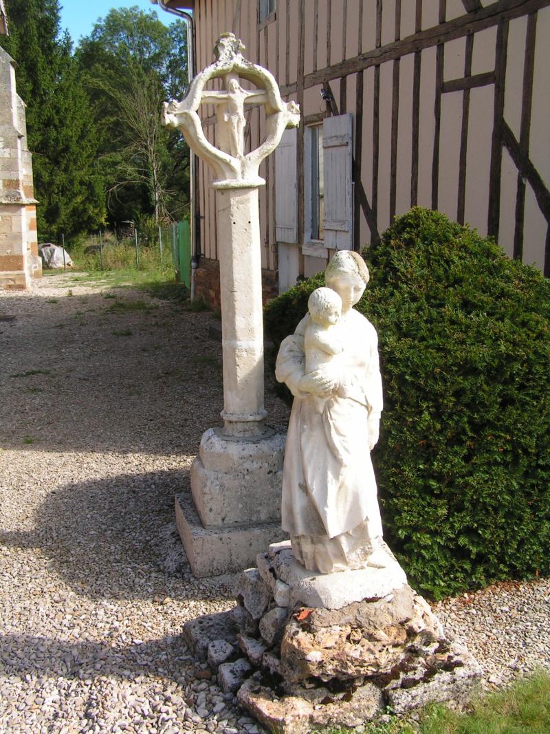 Croix de cimetière en pierre du 15e siècle, Rives Dervoises