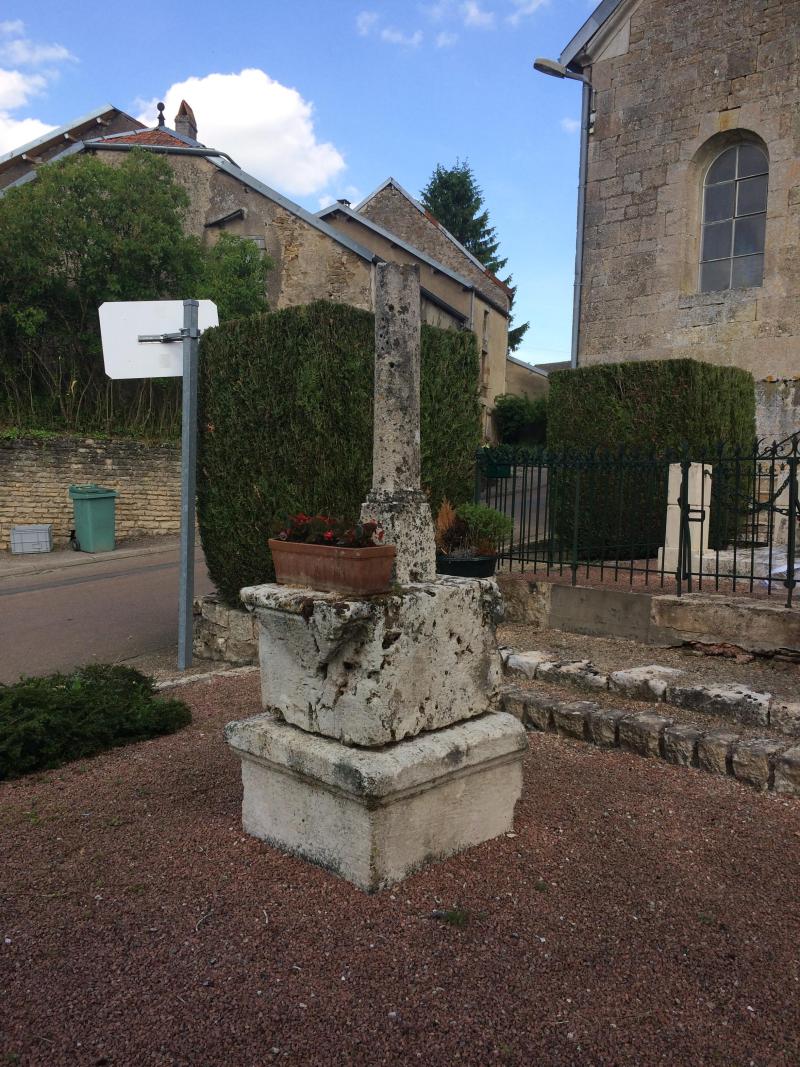 Croix 16s située à l'ouest de l'église de Charmoilles
