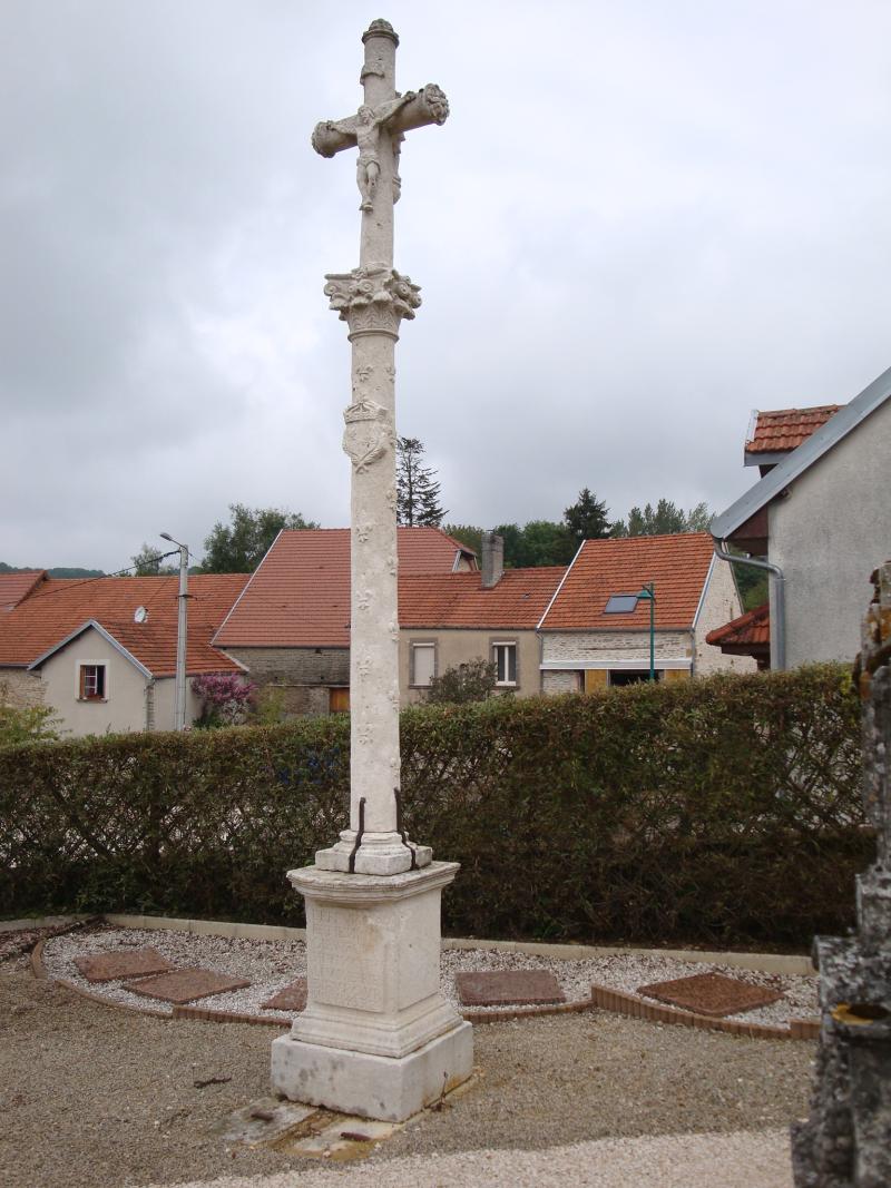 Croix Renaissance dans le cimetière, Verseilles-le-Bas
