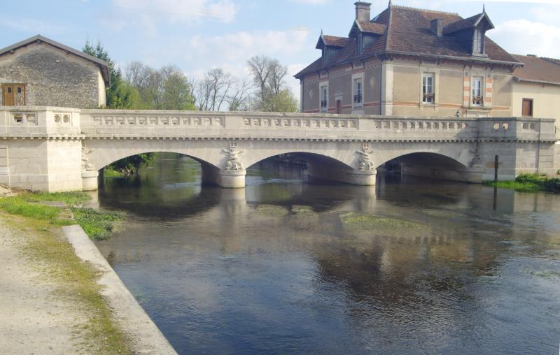 Pont 19e siècle en pierre de trois arches, Cirey-sur-Blaise