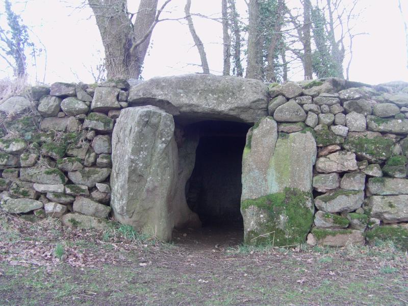 Sépulture mégalithique à l'entrée latérale du Petit-Vieux-Sou, Brecé