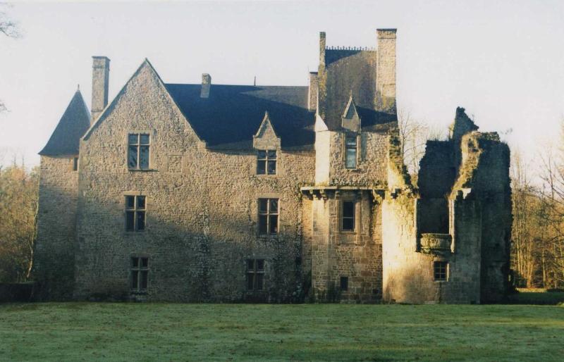 Château de Mausson composé d'un corps de logis et de diverses parties ruinées, Landivy