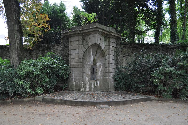 Fontaine publique dite Fontaine des Trois Croix ou du Puits Rocher, Laval
