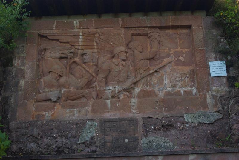 Bas-relief sculpté à la mémoire des soldats du 363e Régiment d'Infanterie, Pierre-Percée