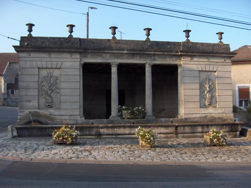 Fontaine-lavoir de plan demi-circulaire, Houdelaincourt