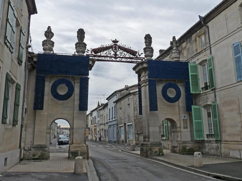 Porte de Ville dite Porte Dauphine ou Porte de France.