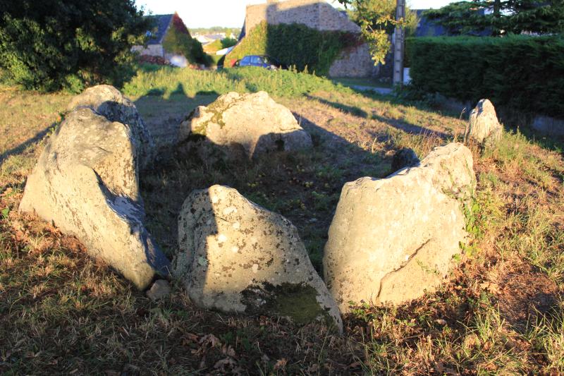 Dolmen à galerie avec la base de son tumulus