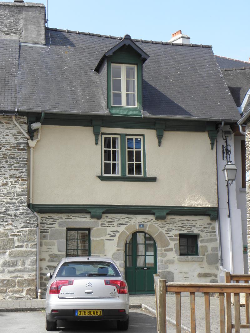 Maison du 16e siècle en bordure de la ruelle prolongeant la rue des Sorciers, Josselin