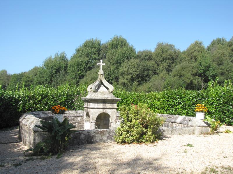 Fontaine Saint-Roch et son enceinte