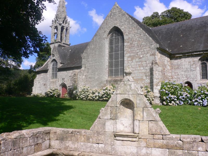 Chapelle Saint-Urlo avec sa fontaine, Lanvénégen