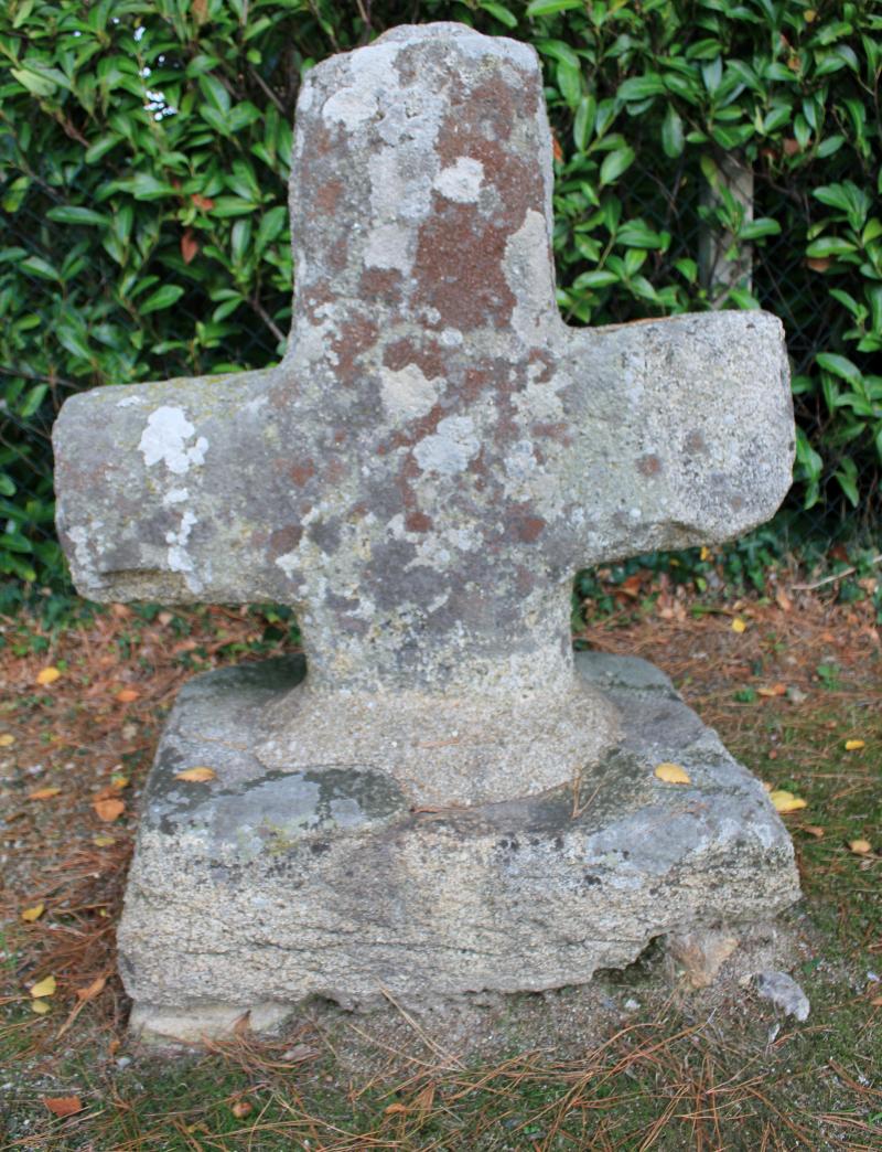 Croix datée de 1558 située à Kergouldec, Larmor-Plage