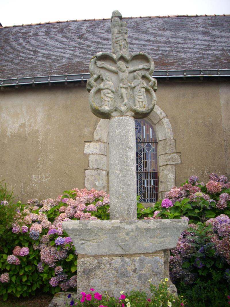 Croix derrière l'église, Larré