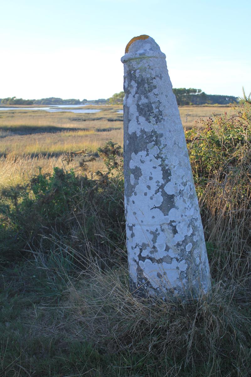 Lech de Pen-er-Pont, Locoal-Mendon