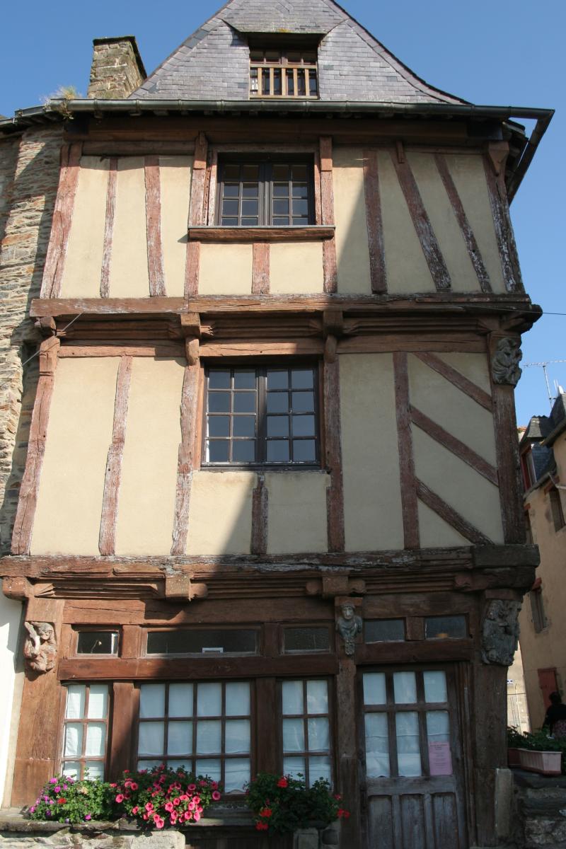 Maison du 15e siècle, appelée Maison de la Truie qui file, ou Maison des Singes